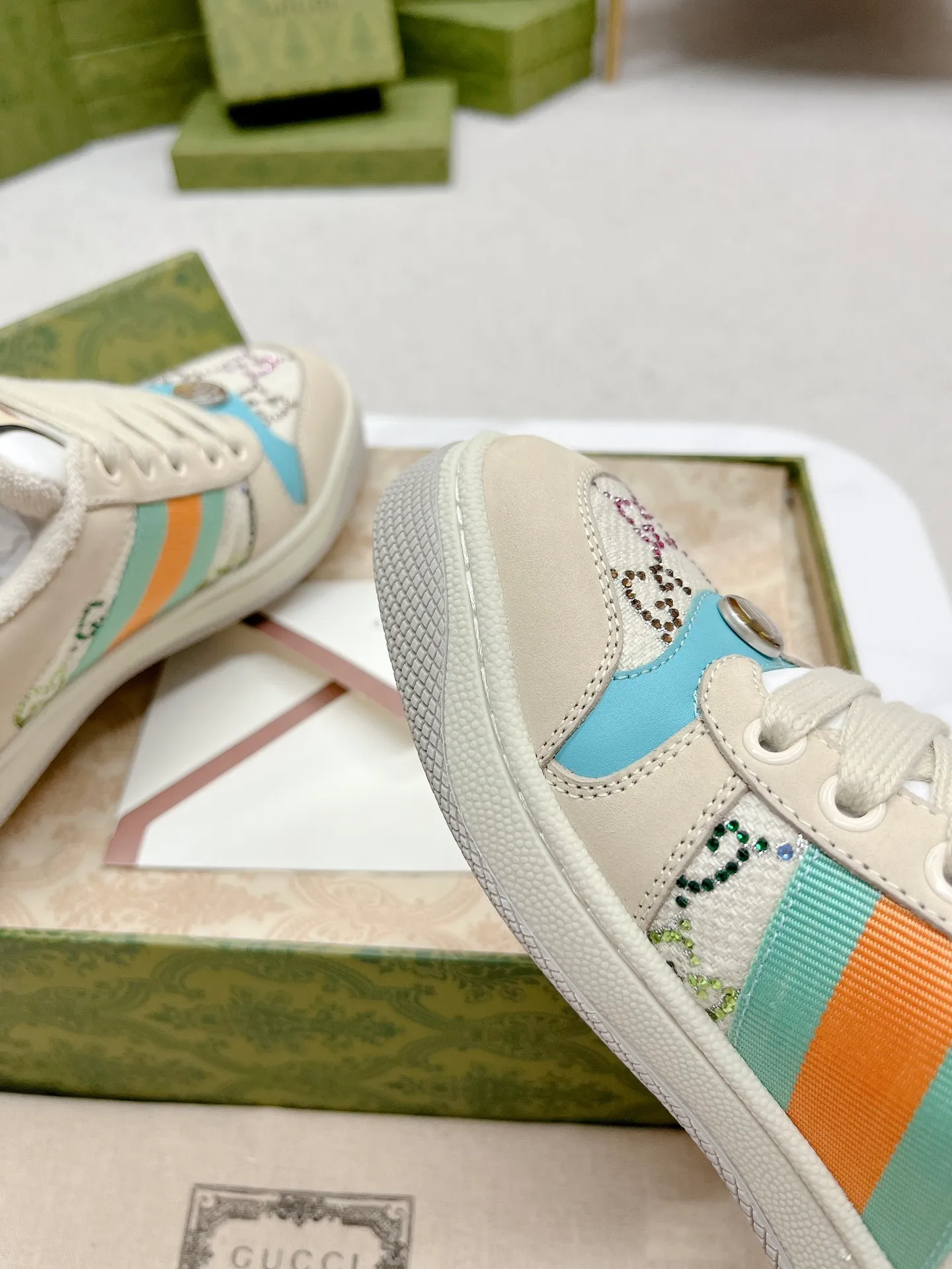 👟👟Ex-factory price 480👟👟 Gucci————Purchase version GG series distressed dirty shoes-hot style is coming! 9 times out of 10 sales, you will definitely get the money. Ready stock! Spot goods! Spot goods! New colors added - the ultimate version on the market! Purchase the original version and develop it... fabric, material, outsole, and details can be compared at will! Open-mold Swarovski one-to-one replica rhinestone chain...Metal cherry pendant...Metal double G crystal cylindrical mark...Gucci original customized narrow webbing...Super flash series - flash diamond chain. The cherry decoration is detachable and can be changed into two to match with each other to show your personality. Exclusive color-brushed cowhide fabric. Hand-made distressed is very textured and has a sense of luxury! The details of the workmanship can be seen in the drawings, and no line is missed. The original terry cloth is delicate, soft and more comfortable and breathable. The privately stamped two-color original TPU outsole (lower layer is wider, upper layer is narrower). Matching packaging⭐️ Size: Female 35-40 (Female 41 customized)